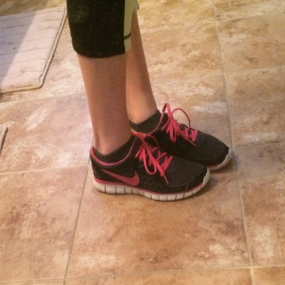 SALE! Pink and black Nike running shoes - Picture 2 of 4